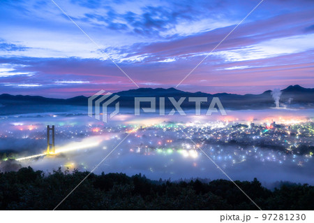 《埼玉県》秩父・幻想的な雲海の夜景 《埼玉県》秩父・幻想的な雲海の夜景 97281230