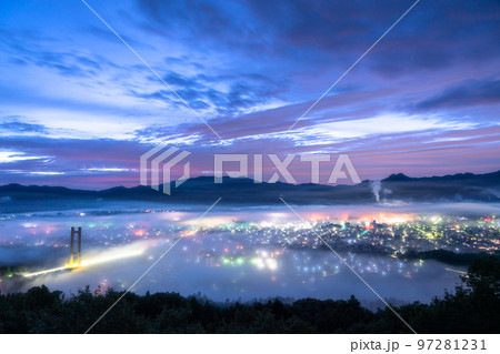 《埼玉県》秩父・幻想的な雲海の夜景 《埼玉県》秩父・幻想的な雲海の夜景 97281231