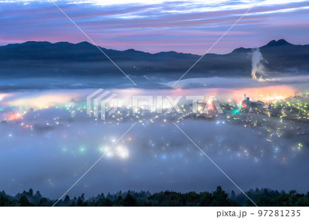《埼玉県》秩父・幻想的な雲海の夜景 《埼玉県》秩父・幻想的な雲海の夜景 97281235