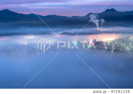 《埼玉県》秩父・幻想的な雲海の夜景 《埼玉県》秩父・幻想的な雲海の夜景 97281238