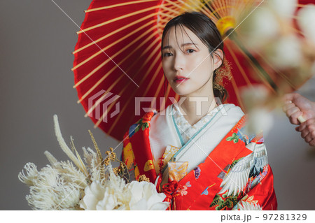 赤い色打掛　番傘 97281329