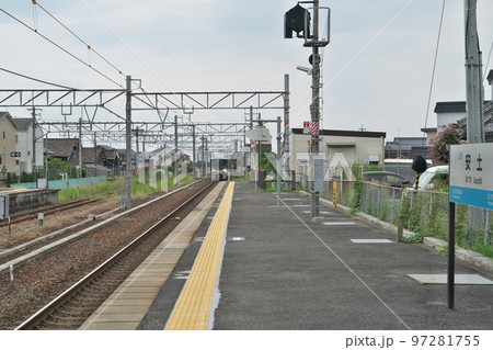 JR琵琶湖　安土駅の上り線ホームを通過する近江塩津行き新快速1　滋賀県近江八幡市 97281755