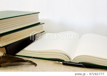分厚い本とペンと羽箒 分厚い本とペンと羽箒 97282777