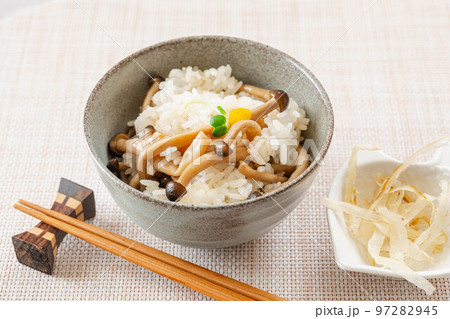 しめじご飯と吹雪たら 97282945