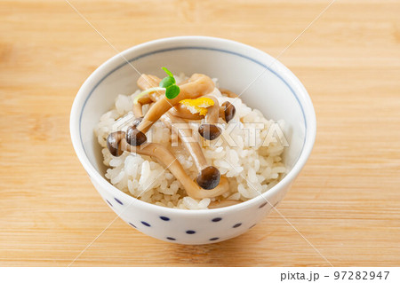 しめじの混ぜご飯 97282947