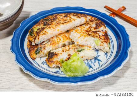 焼いた手作りの丸天　大根おろし添え 97283100