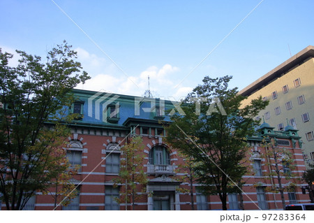 2020年11月秋の早朝の京都烏丸通 2020年11月秋の早朝の京都烏丸通 97283364