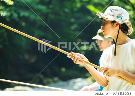 釣りを楽しむ家族 釣りを楽しむ家族 97283653