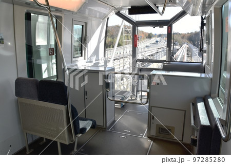 愛知高速交通のリニアモーターカー内部 97285280
