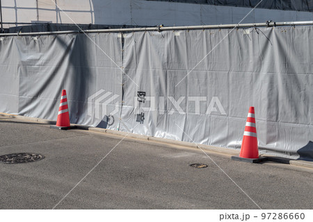 建設現場の仮囲いと防音シート 97286660