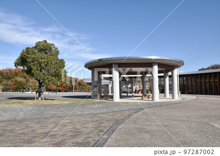 西口広場の休憩所 97287002