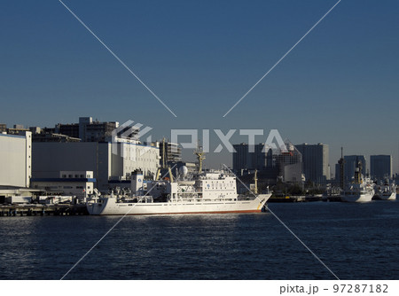 豊海水産埠頭に停泊する東京海洋大学の海鷹丸 97287182