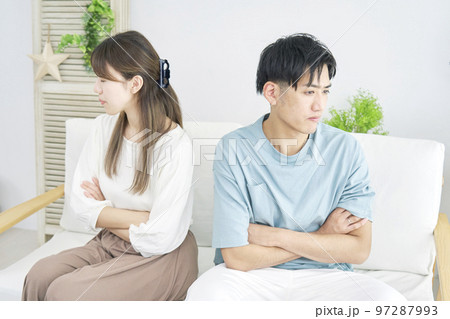 喧嘩するカップル 喧嘩するカップル 97287993