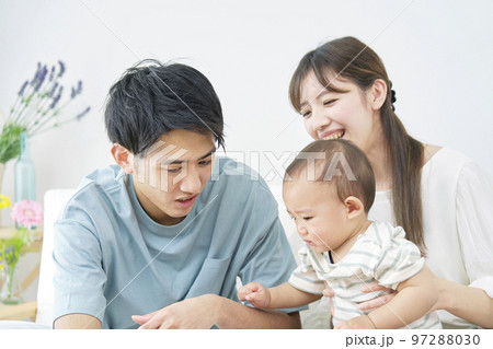 家で赤ちゃんと遊ぶ両親 97288030