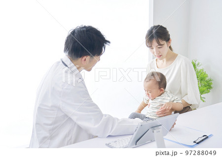 検診を受ける赤ちゃん 検診を受ける赤ちゃん 97288049
