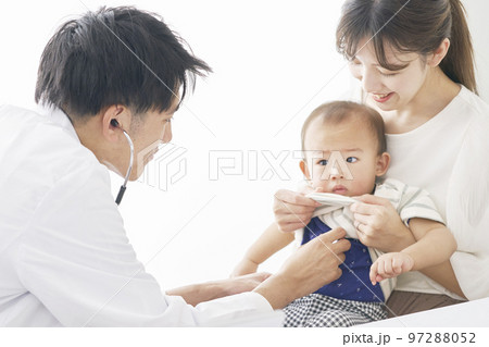 検診を受ける赤ちゃん 97288052
