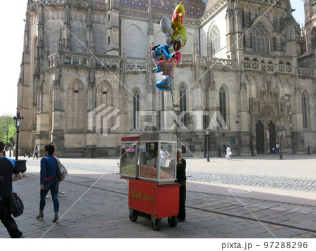 聖エリザベス大聖堂前のポップコーン売り, コシツェ, スロバキア 聖エリザベス大聖堂前のポップコーン売り, コシツェ, スロバキア 97288296