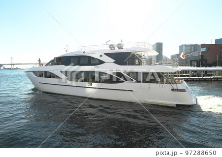 東京港を航行する東京みなと丸 97288650