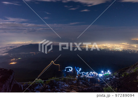 夏の富士山頂へと続く光 97289094