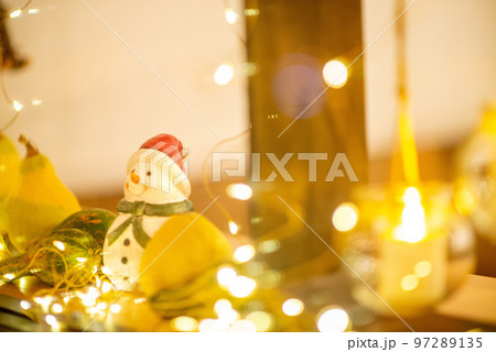 窓際に置かれた雪だるまの人形 97289135