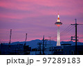 紫色の夕焼けに京都タワー(京都市の街) 97289183