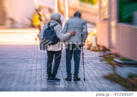 日本の横浜都市景観　高齢化社会（高齢の男女）＝横浜市内で 97289387