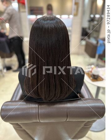 美容院でカットとカラーを施してもらいきれいになった髪 97289434