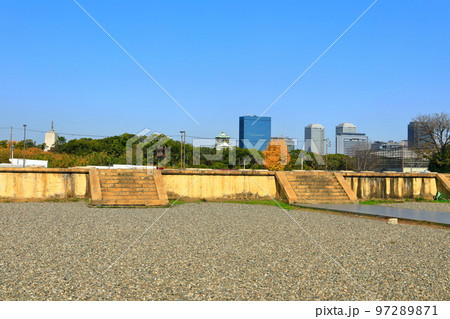 【大阪府】晴天の難波宮跡公園と大阪城 【大阪府】晴天の難波宮跡公園と大阪城 97289871