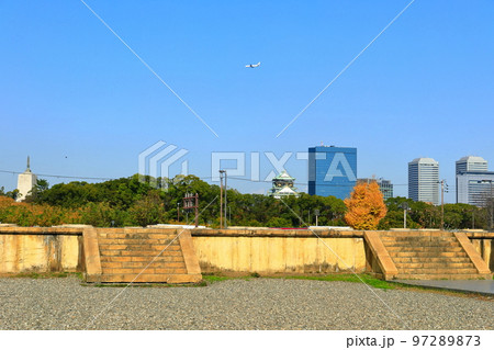 【大阪府】晴天の難波宮跡公園と大阪城 97289873