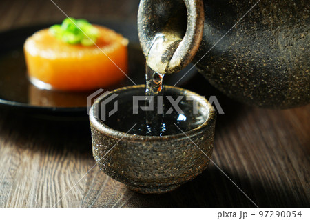 注がれる日本酒と大根の煮込み 97290054