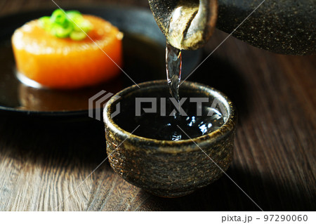 注がれる日本酒と大根の煮込み 97290060