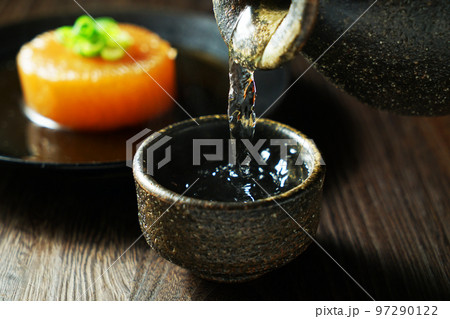 注がれる日本酒と大根の煮込み 注がれる日本酒と大根の煮込み 97290122