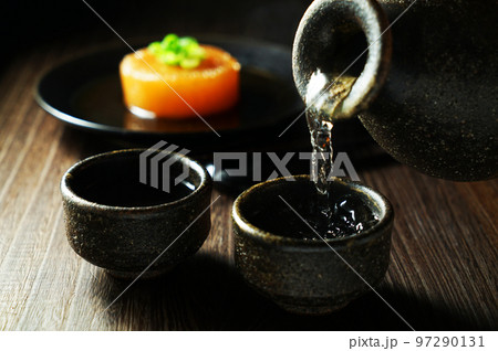 注がれる日本酒と大根の煮込み 注がれる日本酒と大根の煮込み 97290131