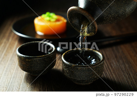 注がれる日本酒と大根の煮込み 注がれる日本酒と大根の煮込み 97290229