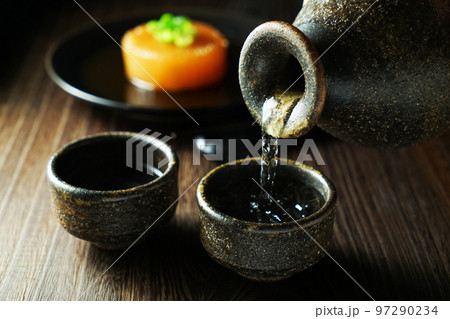 注がれる日本酒と大根の煮込み 注がれる日本酒と大根の煮込み 97290234