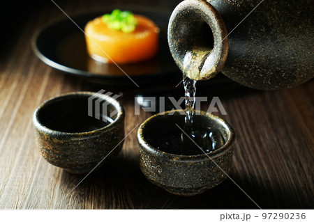注がれる日本酒と大根の煮込み 注がれる日本酒と大根の煮込み 97290236