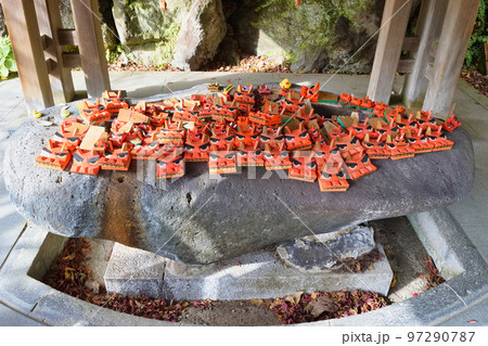 鎌倉宮の手水舎に飾られている獅子頭(神奈川県鎌倉市) 鎌倉宮の手水舎に飾られている獅子頭(神奈川県鎌倉市) 97290787
