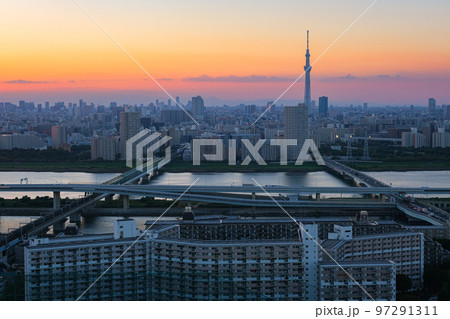 東京都江戸川区 タワーホール船堀展望室から見る夕暮れの東京 97291311