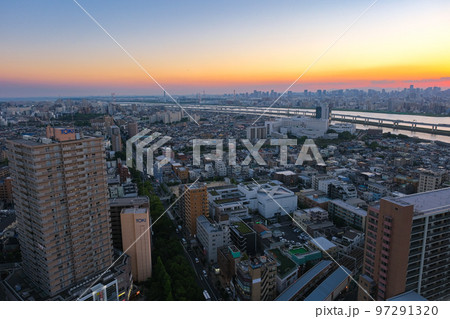 東京都江戸川区 タワーホール船堀展望室から見る夕暮れの東京 97291320