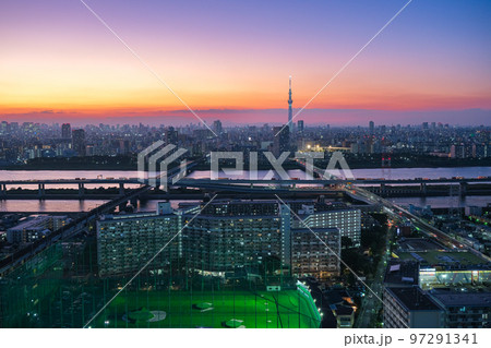 東京都江戸川区 タワーホール船堀展望室から見る夕暮れの東京 97291341