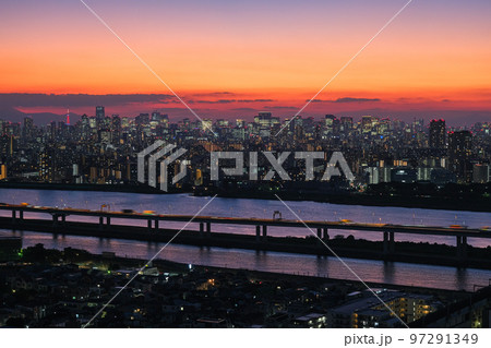 東京都江戸川区 タワーホール船堀展望室から見る夕日没の東京 東京都江戸川区 タワーホール船堀展望室から見る夕日没の東京 97291349