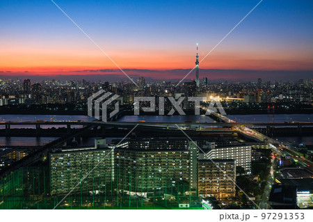 東京都江戸川区 タワーホール船堀展望室から見る夕日没の東京 東京都江戸川区 タワーホール船堀展望室から見る夕日没の東京 97291353