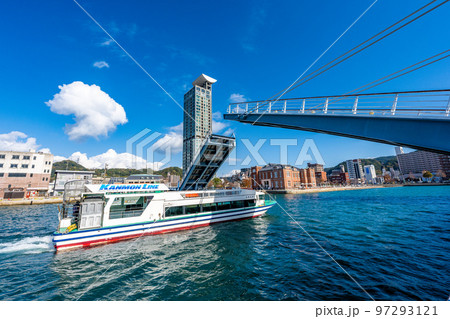 門司港レトロ　跳ね上がるブルーウィングもじと汽船 97293121