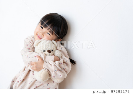 お気に入りの熊のぬいぐるみを抱っこする子供(育児・子育て・プレゼント・5歳) お気に入りの熊のぬいぐるみを抱っこする子供(育児・子育て・プレゼント・5歳) 97293172