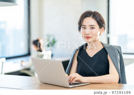 コワーキングスペースで仕事をする女性 コワーキングスペースで仕事をする女性 97293199