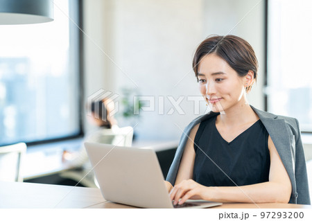 コワーキングスペースで仕事をする女性 97293200