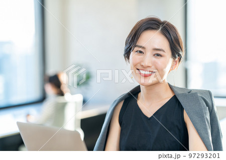 コワーキングスペースで仕事をする女性 97293201