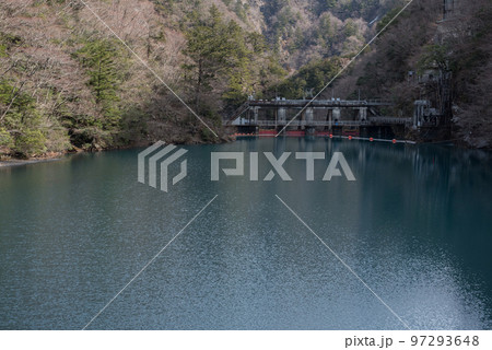 静岡県榛原郡川根本町にある夢のつり橋とエメラルドグリーンの寸又川と大間ダムの景色 97293648