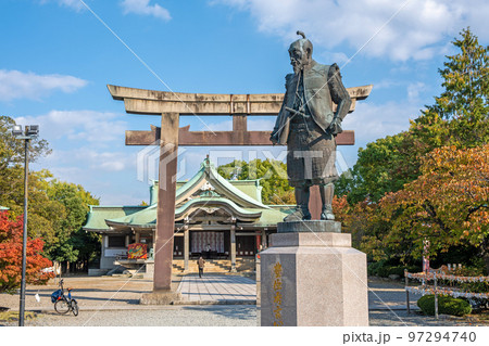 【大阪城】豊國神社　豊臣秀吉公像と鳥居 97294740