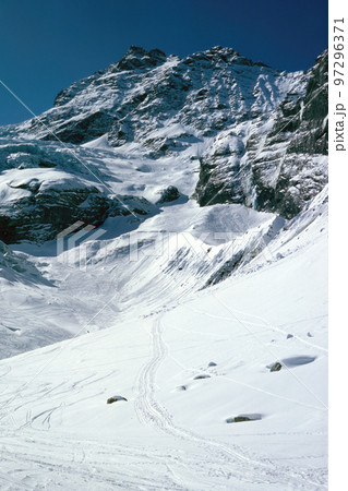 Panorama of snowy mountains and high alpine peaks in wintery Bernese Oberland in Switzerland 97296371